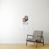 Tenture Photo de couple avec nom et date simple mariage (En situation)
