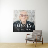 Tenture Photo de fête des 90 ans écriture blanche Cheers (En situation)
