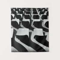 Photographie en niveaux de gris de chaises sans pe