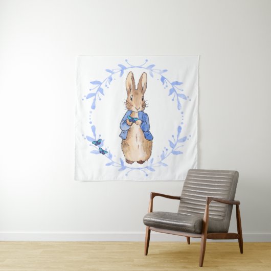 Tenture Pierre le lapin tenant un papillon bleu (En situation)