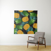 Tenture Pineapple seamless pattern with palm leaves on bla (En situation (horizontale))