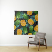 Tenture Pineapple seamless pattern with palm leaves on bla (En situation)