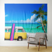 Tenture Plage Scène avec Van Jaune et Surfboard Rose (En situation (horizontale))