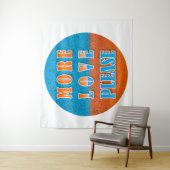 Tenture PLUS D'AMOUR S'IL VOUS PLAÎT, design positif (En situation)
