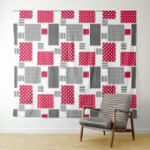 Tenture Pneuka rouge gris patchwork sur arrière - plan bla (En situation (horizontale))