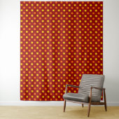 Tenture Points oranges et jaunes sur fond rouge (En situation)