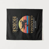 Tenture Poison d'Equestrian | Never Underestimate A Grandm (Devant (Horizontal))