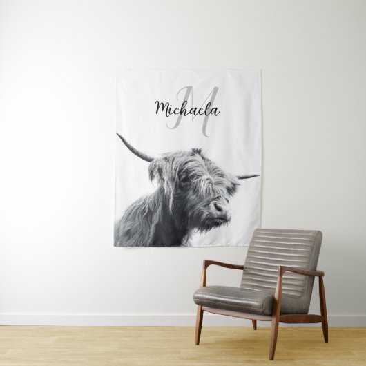 Tenture Portrait de vache Highland premier monogramme noir (En situation)