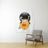 Tenture Poupée d'été Kokeshi - Kimono Jaune Geisha Girl (En situation)