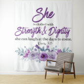 Tenture Proverbes 31:25 Force et Dignité Fleur pourpre (En situation)