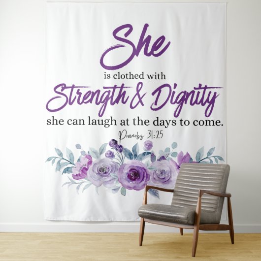 Tenture Proverbes 31:25 Force et Dignité Fleur pourpre (En situation)