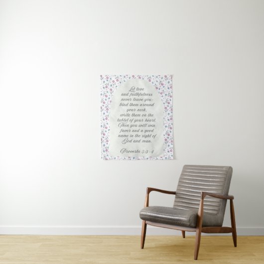 Tenture Proverbes 3:3–4 Écriture florale  (En situation)