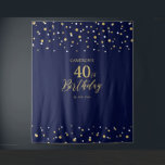 Tenture Quarante | Fond de fête d'anniversaire 40 ans or e<br><div class="desc">Cette tapisserie moderne est parfaite pour une fête d'anniversaire chic bleu marine et or. Vos invités apprécieront de prendre une photo avec ce fond de fête sophistiqué et se souviendront de votre jour spécial. Le design présente une typographie dorée "40 ans" et un fond de confettis en hexagone. Vous pouvez...</div>