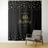 Tenture Quarante | Gold & Black 40th Birthday Party Backdr (En situation)