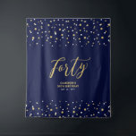 Tenture Quarante | Gold & Navy 40th Birthday Party Context<br><div class="desc">Cette tapisserie moderne est parfaite pour une soirée de 40ème anniversaire au thème bleu marine et or chic. Vos invités apprécieront de prendre une photo avec cette toile de fond sophistiquée de fête et de se souvenir de votre journée spéciale. Le design comprend une typographie dorée " Quarante " et...</div>