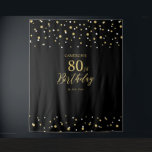 Tenture Quatre-vingts | Gold & Black 80th Birthday Party B<br><div class="desc">Cette tapisserie moderne est parfaite pour une fête d'anniversaire chic en noir et or. Vos invités apprécieront de prendre une photo avec cette toile de fond sophistiquée de fête et de se souvenir de votre journée spéciale. Le design comprend une typographie dorée " 80ème anniversaire " et un arrière -...</div>