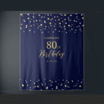 Tenture Quatre-vingts | Gold & Navy 80th Birthday Party Co<br><div class="desc">Cette tapisserie moderne est parfaite pour une fête d'anniversaire chic bleu marine et or. Vos invités apprécieront de prendre une photo avec cette toile de fond sophistiquée de fête et de se souvenir de votre journée spéciale. Le design comprend une typographie dorée " 80ème anniversaire " et un arrière -...</div>