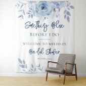 Tenture Quelque Chose de Bleu Script Baby Shower Mariée (En situation)