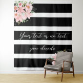 Tenture Rayures noires avec motif bouquet de lys (En situation)