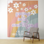 Tenture Retro Rainbow Young Wild Three 3e anniversaire (En situation)