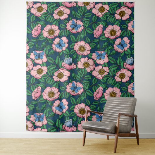 Tenture Rose de chien et papillons (En situation)