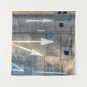 Tenture Route en béton avec direction fléchée peinte