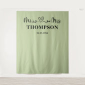Tenture Sage Green | Mr and Mrs Elegant Simple Backdrop (Devant)