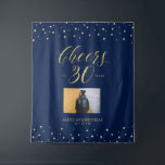 Tenture Santé | Gold & Navy 30th Birthday Party Photo<br><div class="desc">Cette tapisserie moderne est parfaite pour une fête d'anniversaire à thème or & bleu marine chic. Votre invité appréciera de prendre une photo avec ce décor sophistiqué de fête et de se souvenir de votre journée spéciale. Le design comprend une typographie dorée " Cheers to 30 years " et des...</div>