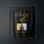 Tenture Santé | Photo Gold & Black 40th Birthday Party<br><div class="desc">Cette tapisserie moderne est parfaite pour une fête d'anniversaire à thème or & noir chic. Votre invité appréciera de prendre une photo avec cette toile de fond sophistiquée de fête et de se souvenir de votre journée spéciale. Le design comprend une typographie dorée " Cheers to 40 years " et...</div>