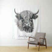 Tenture Scottish Highland Cow Sketch personnalisable (En situation)