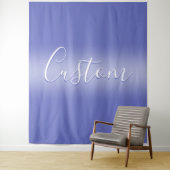 Tenture Script cursif modifiable | Violet blanc et violet (En situation)