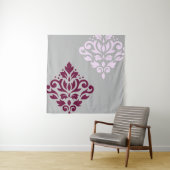 Tenture Scroll Damask Art I Plum Pink Gray (En situation)
