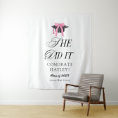 Tenture She Did It Coquette Girly Graduation Party (En situation)