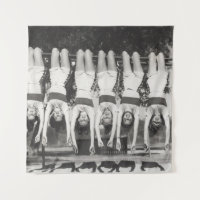 Showgirls sur les bars à singes, design ludique.