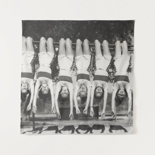 Tenture Showgirls sur les bars à singes, design ludique. (Devant)