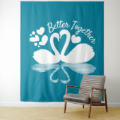 Tenture Silhouette de deux cygnes dans l'eau (En situation)