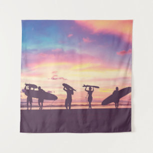 Tenture Silhouette Des surfeurs transportant leur surfboa