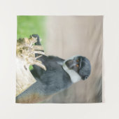 Tenture Singe de L'Hoest sur une Perche en Bois  (Devant (Horizontal))