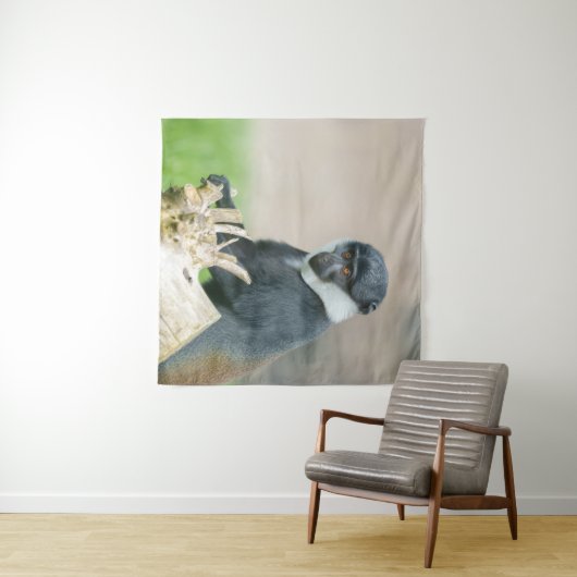 Tenture Singe de L'Hoest sur une Perche en Bois  (En situation (horizontale))