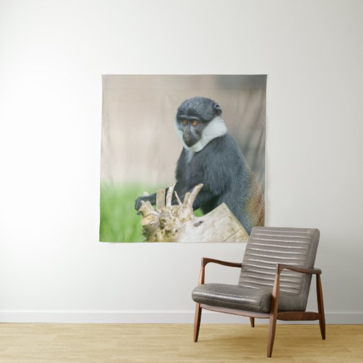 Tenture Singe de L'Hoest sur une Perche en Bois  (En situation)