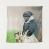 Tenture Singe de L'Hoest sur une Perche en Bois  (Devant)