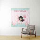 Tenture Sirène à cheveux foncé Anniversaire Bannière rose (En situation)