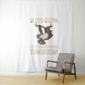 Tenture Sloth gym Nous entrainons dur Demain (En situation)