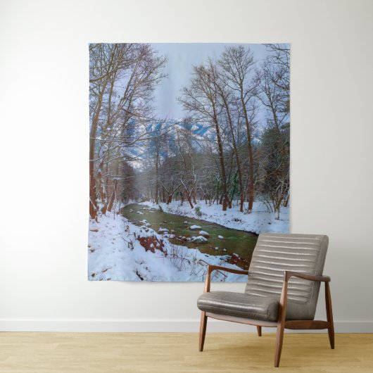 Tenture Snowy Creek Forest Mountain Winter Scène Contexte (En situation)