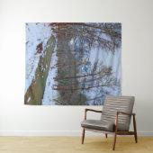 Tenture Snowy Creek Forest Mountain Winter Scène Contexte (En situation (horizontale))