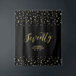 Tenture Soixante-dix Fond de décor pour fête d'anniversair<br><div class="desc">Cette tapisserie moderne est parfaite pour une fête d'anniversaire des 70 ans avec un thème de couleur noir et or chic. Vos invités apprécieront de prendre une photo avec ce fond de fête sophistiqué et se souviendront de votre jour spécial. Le design présente une typographie dorée "Soixante-dix" et un fond...</div>