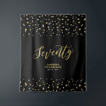 Tenture Soixante-dix Fond de fête d'anniversaire 70 ans Or<br><div class="desc">Cette tapisserie moderne est parfaite pour une fête d'anniversaire des 70 ans avec un thème de couleur noir et or chic. Vos invités apprécieront de prendre une photo avec ce fond de fête sophistiqué et se souviendront de votre jour spécial. Le design présente une typographie dorée "Soixante-dix" et un fond...</div>