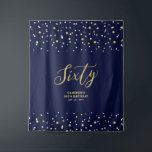 Tenture Soixante | Fond de décor de fête d'anniversaire 60<br><div class="desc">Cette tapisserie moderne est parfaite pour une fête d'anniversaire sur le thème chic de la couleur bleu marine et or. Vos invités apprécieront de prendre une photo avec ce fond de fête sophistiqué et se souviendront de votre journée spéciale. Le design présente une typographie dorée "Soixante" et un fond de...</div>