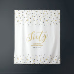 Tenture Soixante | Gold & Black 60th Birthday Party Backdr<br><div class="desc">Cette tapisserie moderne est parfaite pour une fête d'anniversaire chic aux couleurs noir et or. Votre invité appréciera de prendre une photo avec ce décor sophistiqué de fête et de se souvenir de votre journée spéciale. Le design comporte une typographie dorée " Sixty " et un arrière - plan hexagone...</div>