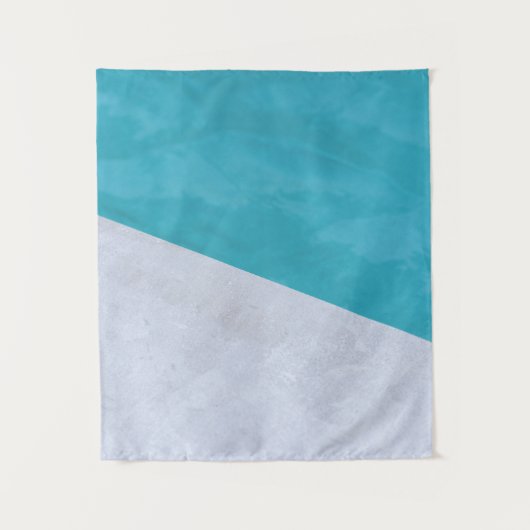 Tenture Sol gris vide à côté de la piscine (Devant)